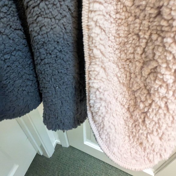 Women's Plus XXL Cozy Sherpa Wrap Grey/Pink - Picture 10 of 13